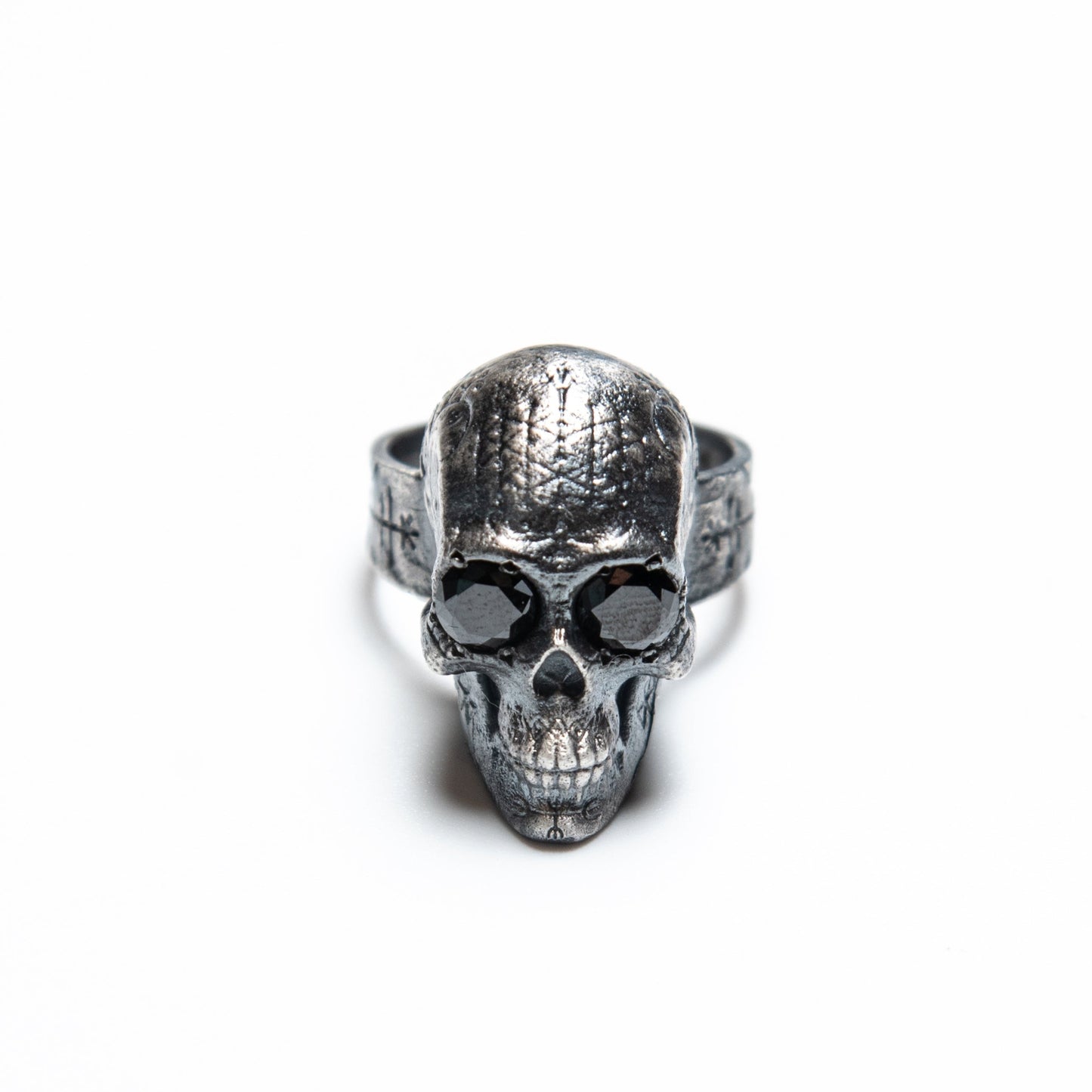 SKULL CARVED HEART RING ONIX EYES