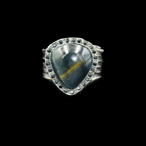 RJ GUITAR PICK STONE RING LABRADORITE