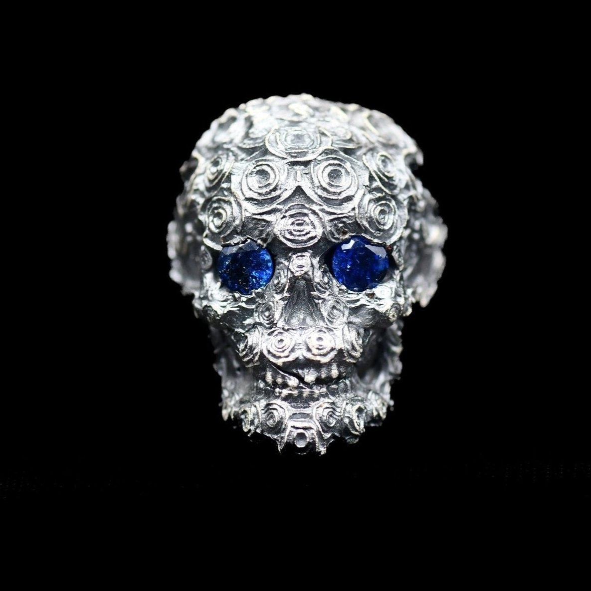 W ROSES SKULL STONE RING