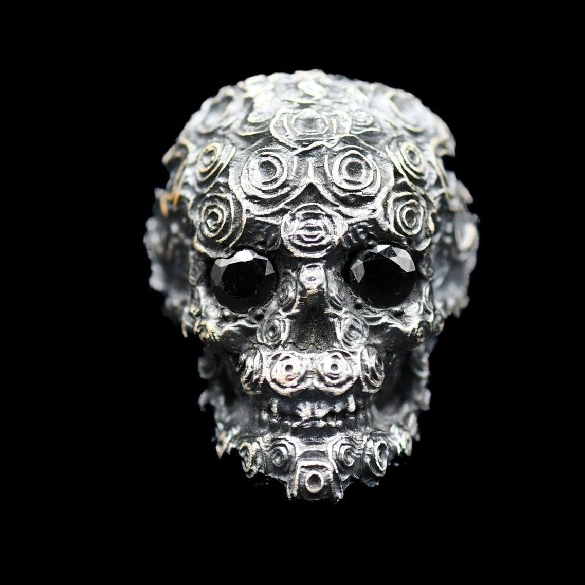 W ROSES SKULL STONE RING