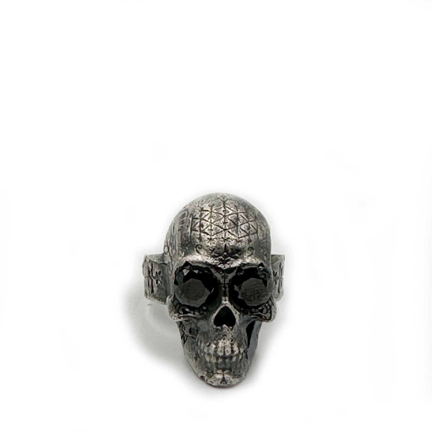 SKULL CARVED HEART RING ONIX EYES
