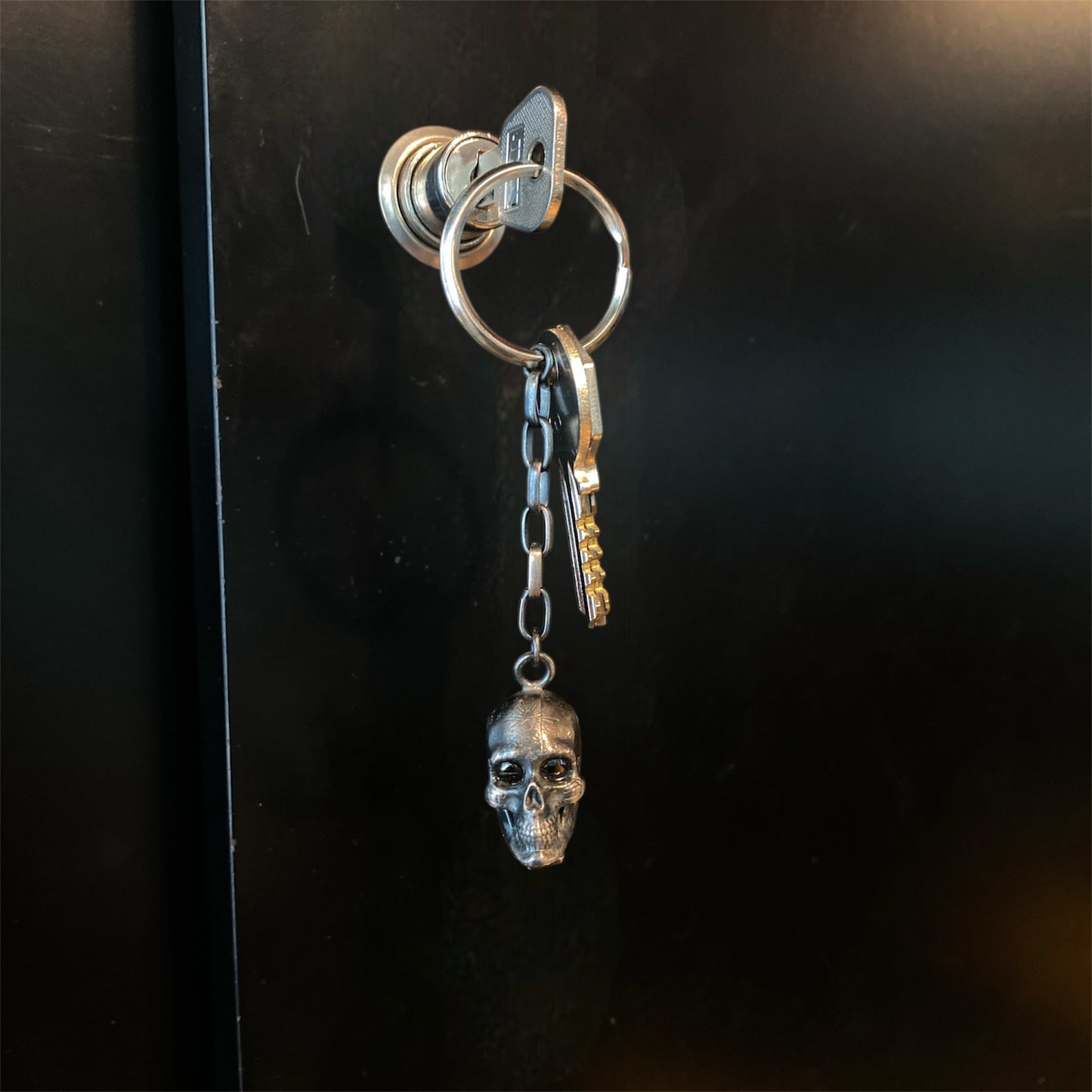 SKULL CARVED ILUMINATI KEY CHAIN SMALL