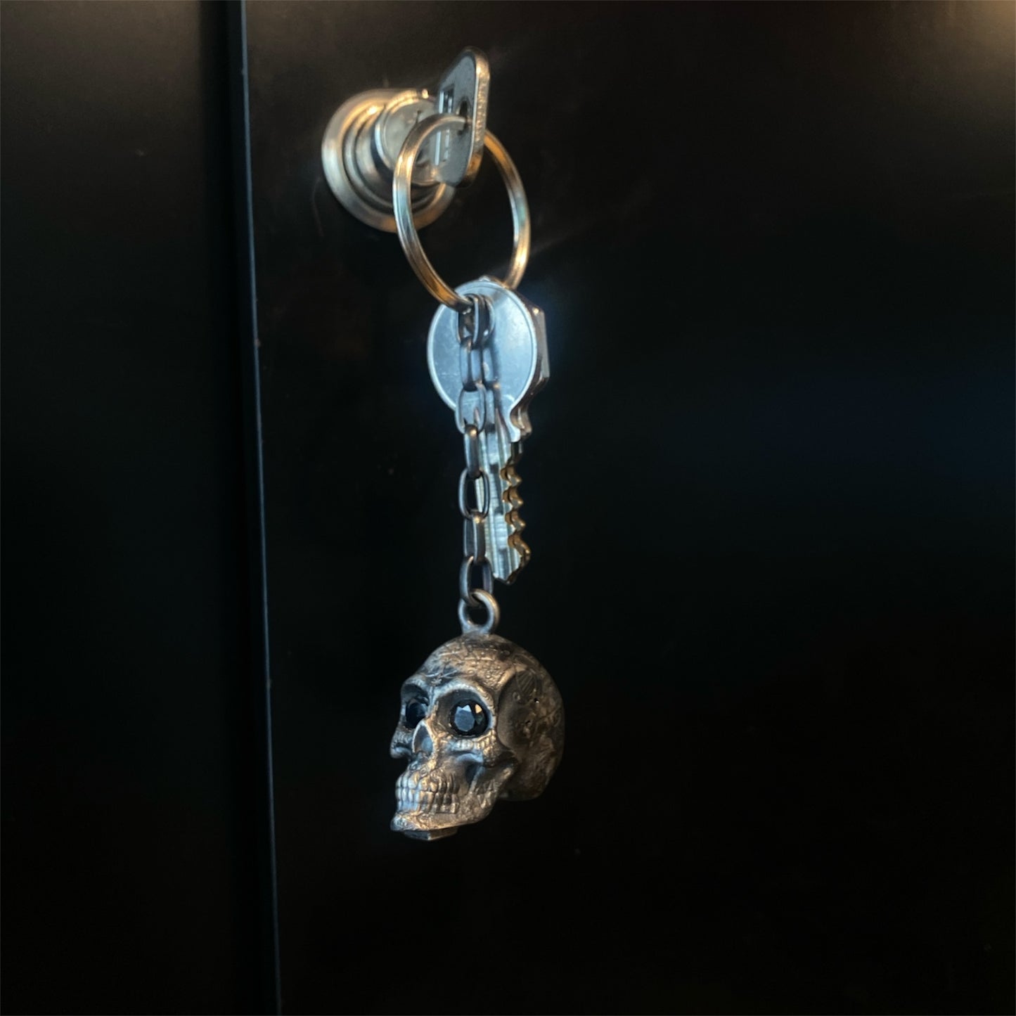 SKULL CARVED HEART KEY CHAIN BIG ZIRCONIA NEGRA