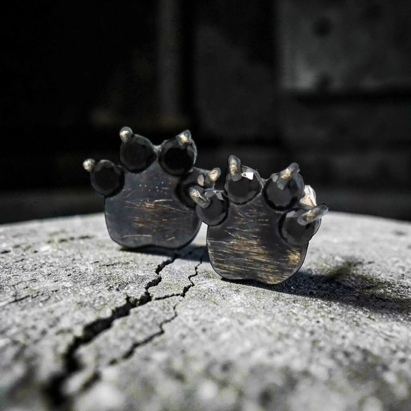 PAW EARRINGS BLACK