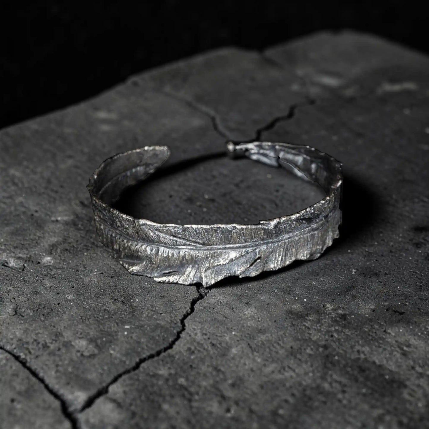 FEATHER CUFF