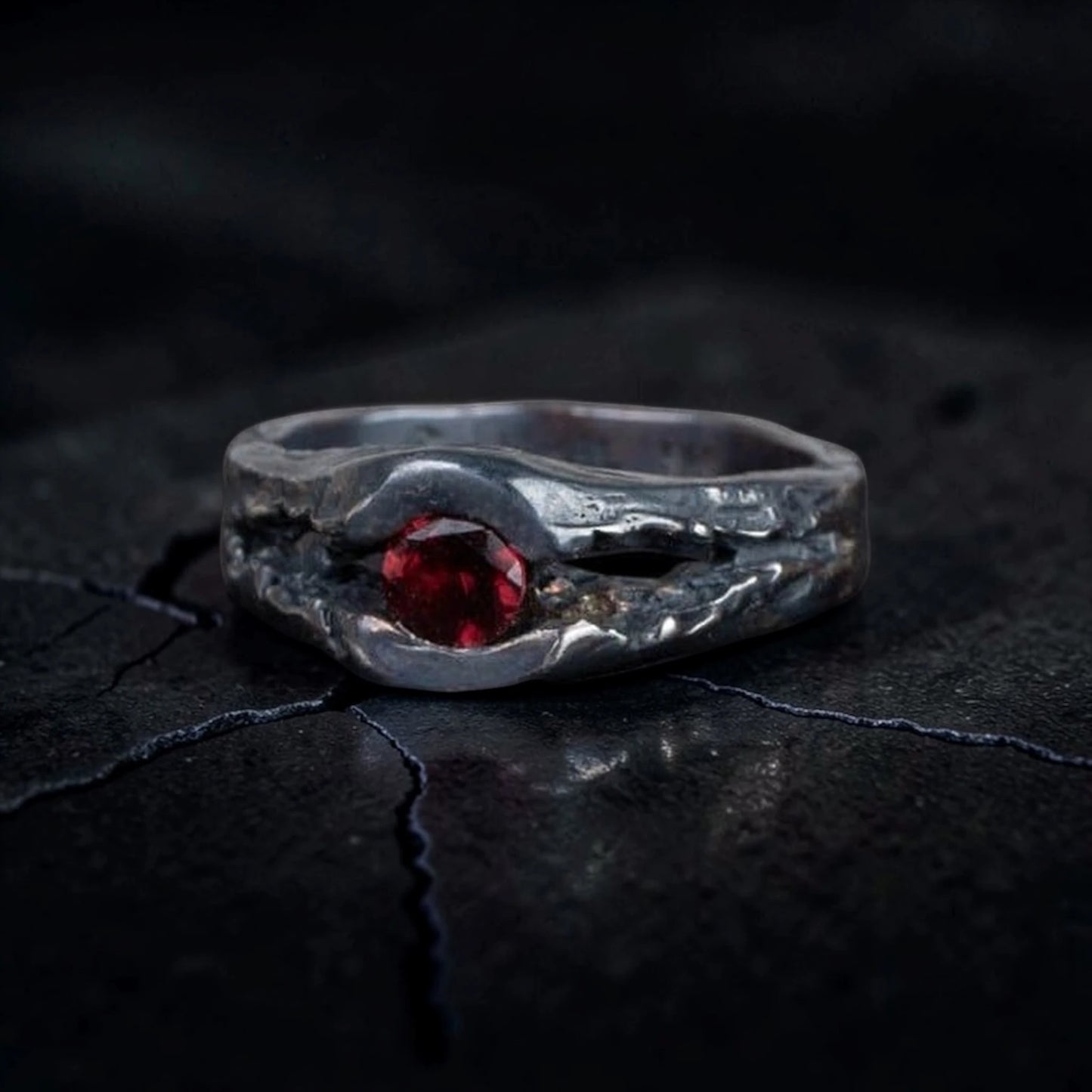 LAVA STONE RING CON GRANATE