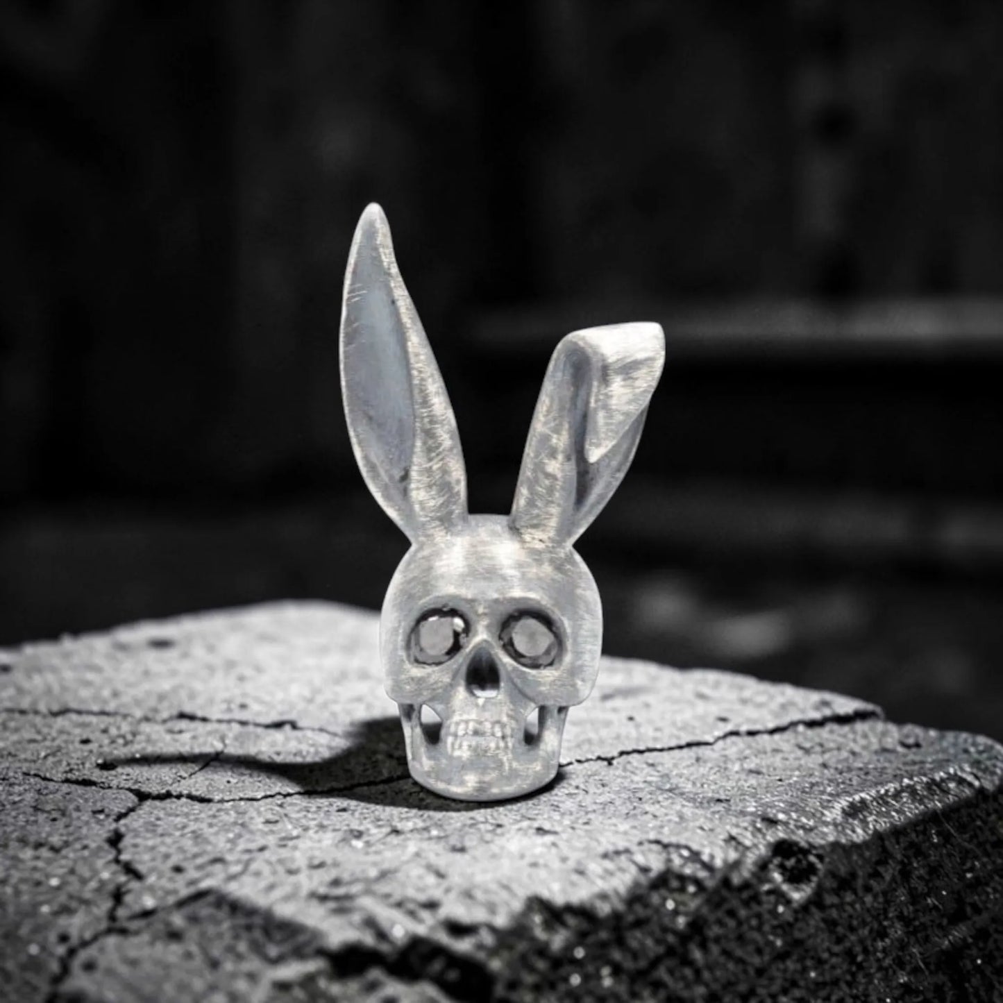 BUNNY STONE SKULL RING