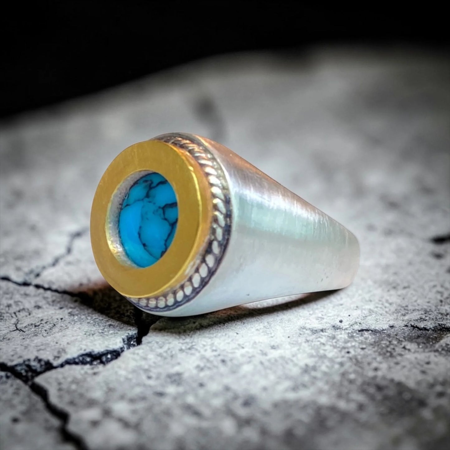 GOLDEN BASE STONE RING