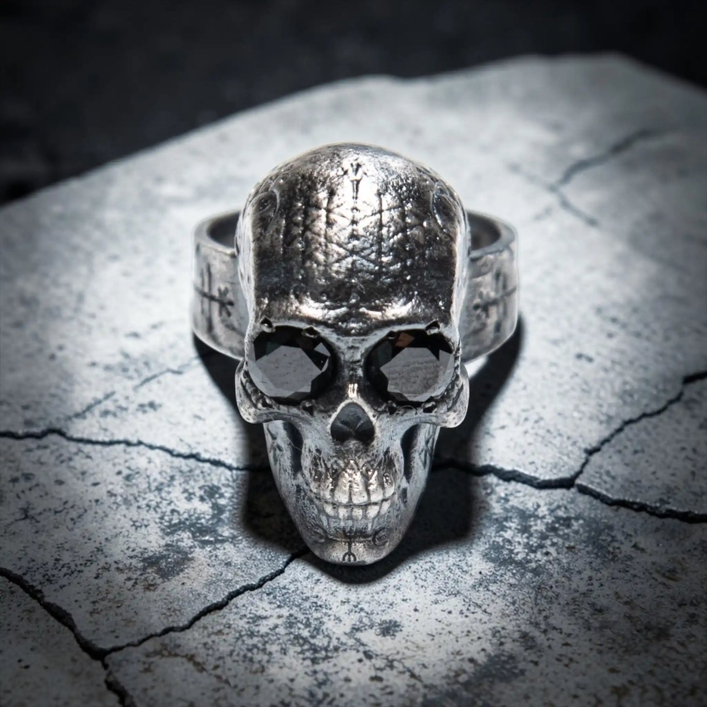 SKULL CARVED HEART RING ONIX EYES