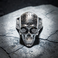 SKULL CARVED HEART RING ONIX EYES