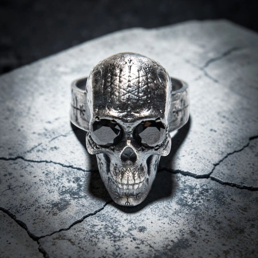 SKULL CARVED HEART RING ONIX EYES
