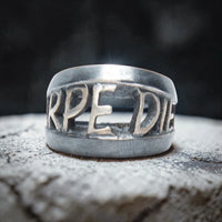 ROUND CARPE DIEM