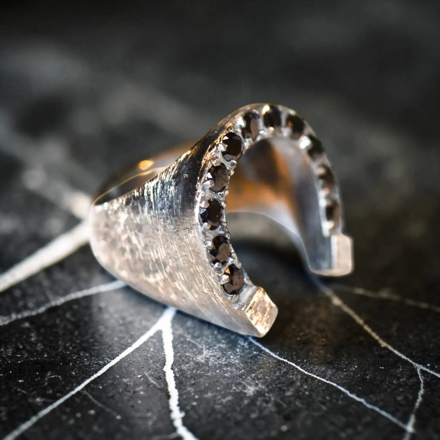 HORSESHOE RING ZIRCONIA NEGRA