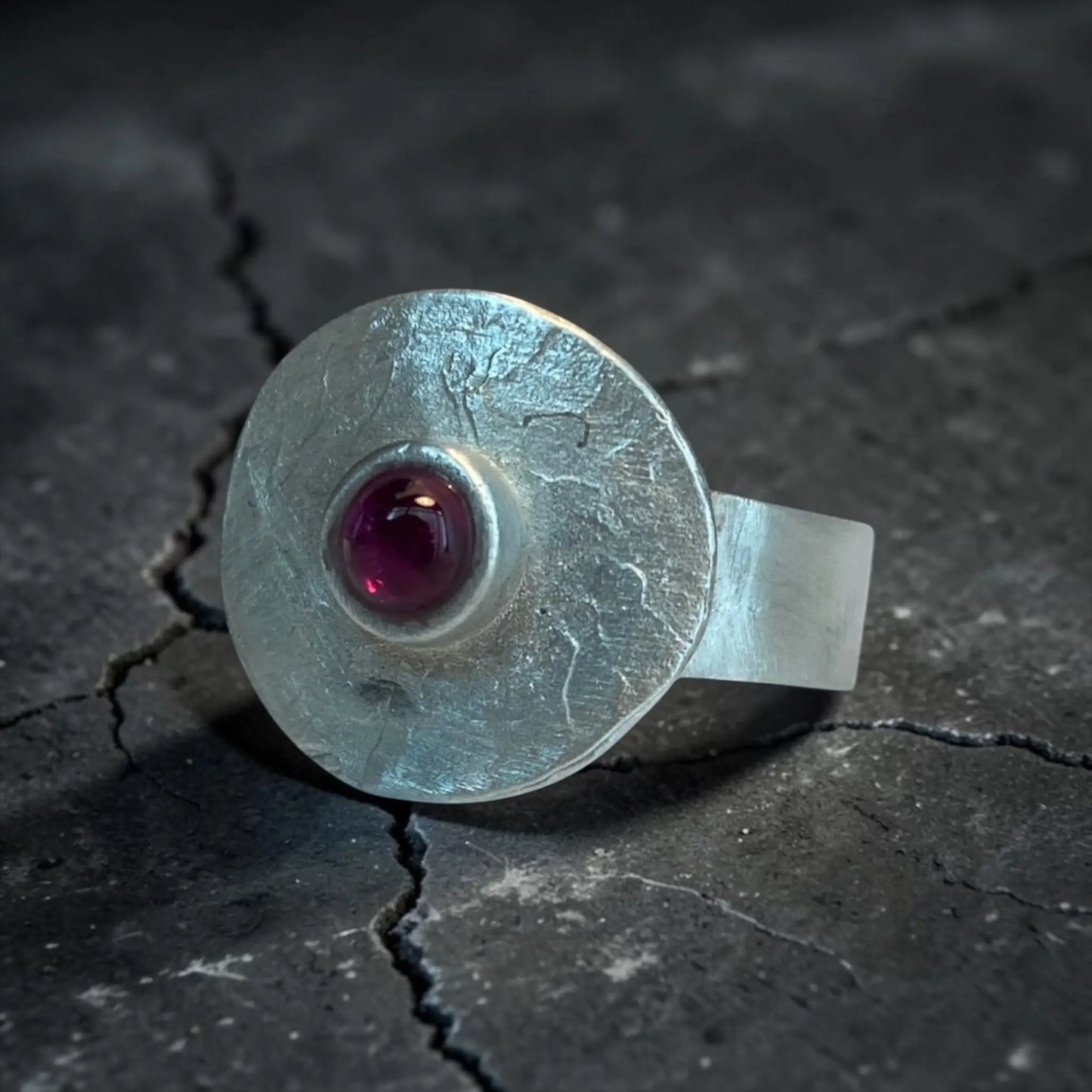 HAMMERED EYE STONE RING
