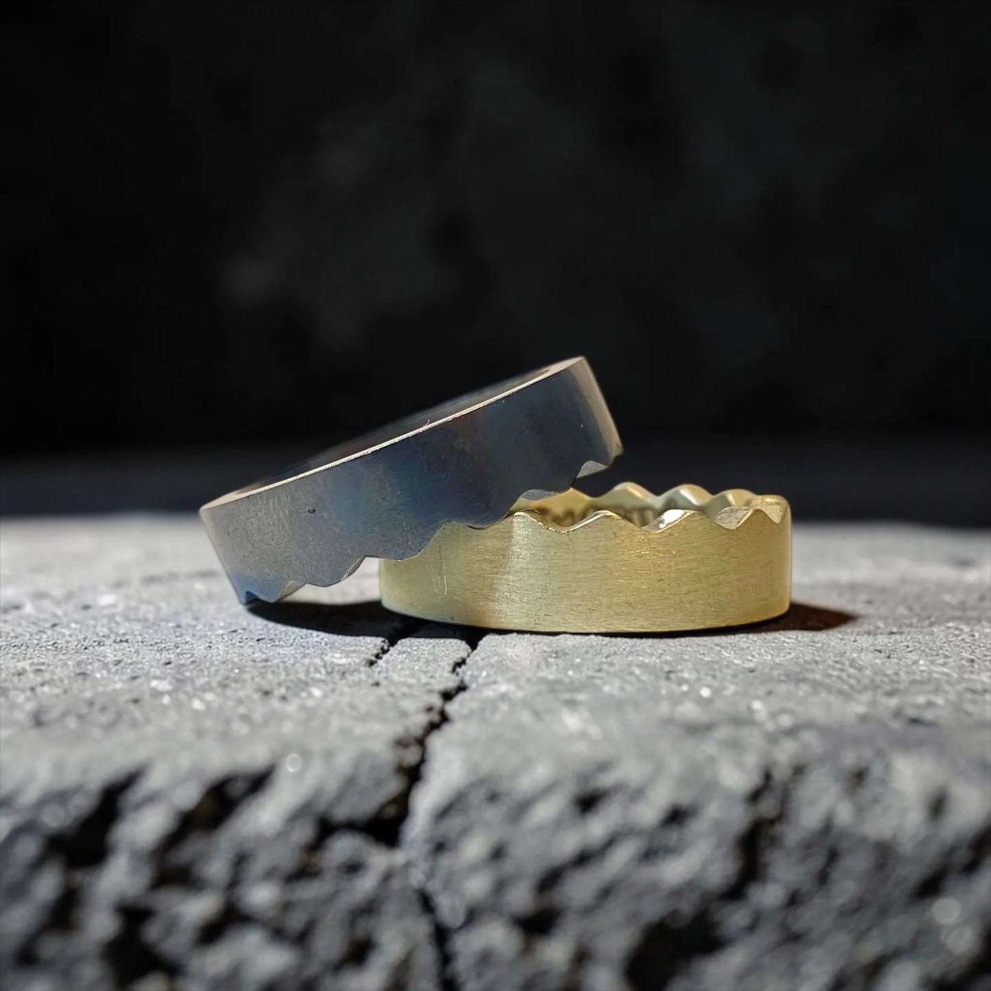 SPLIT EVEN POLISHED N DARK RING