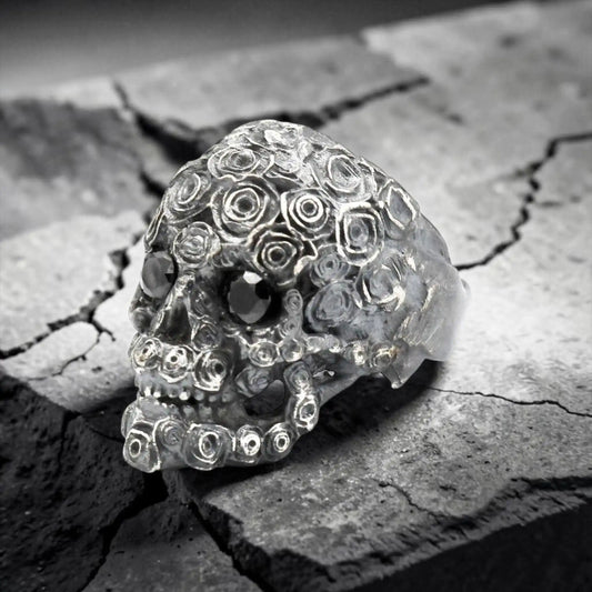 W ROSES SKULL STONE RING