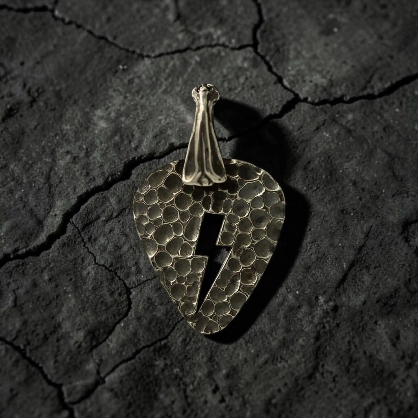 GUITAR PICK LIGHTNING BOLT
