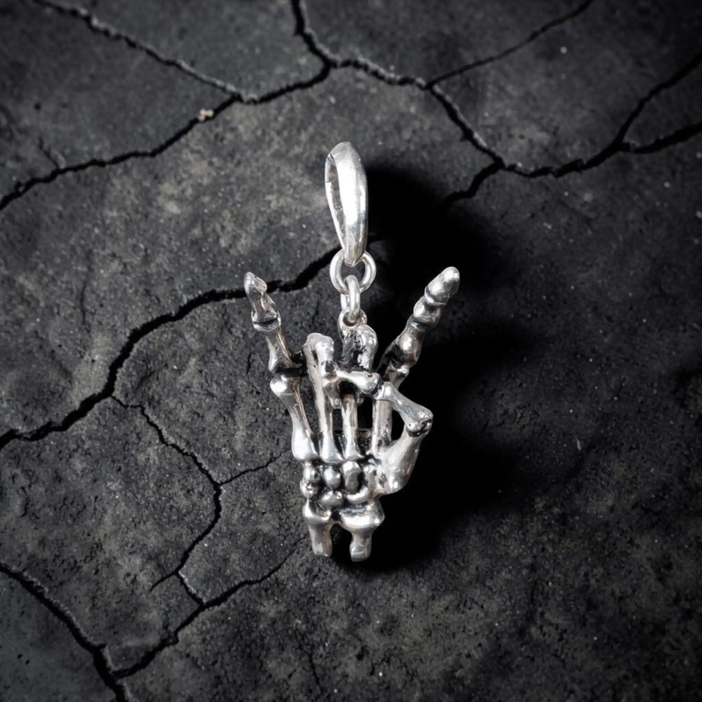ROCK SKULL HAND