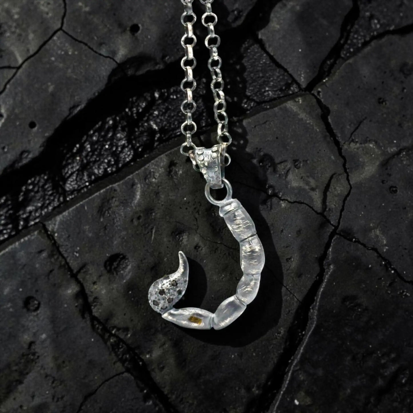SCORPION TAIL ZIRCONIA NEGRA