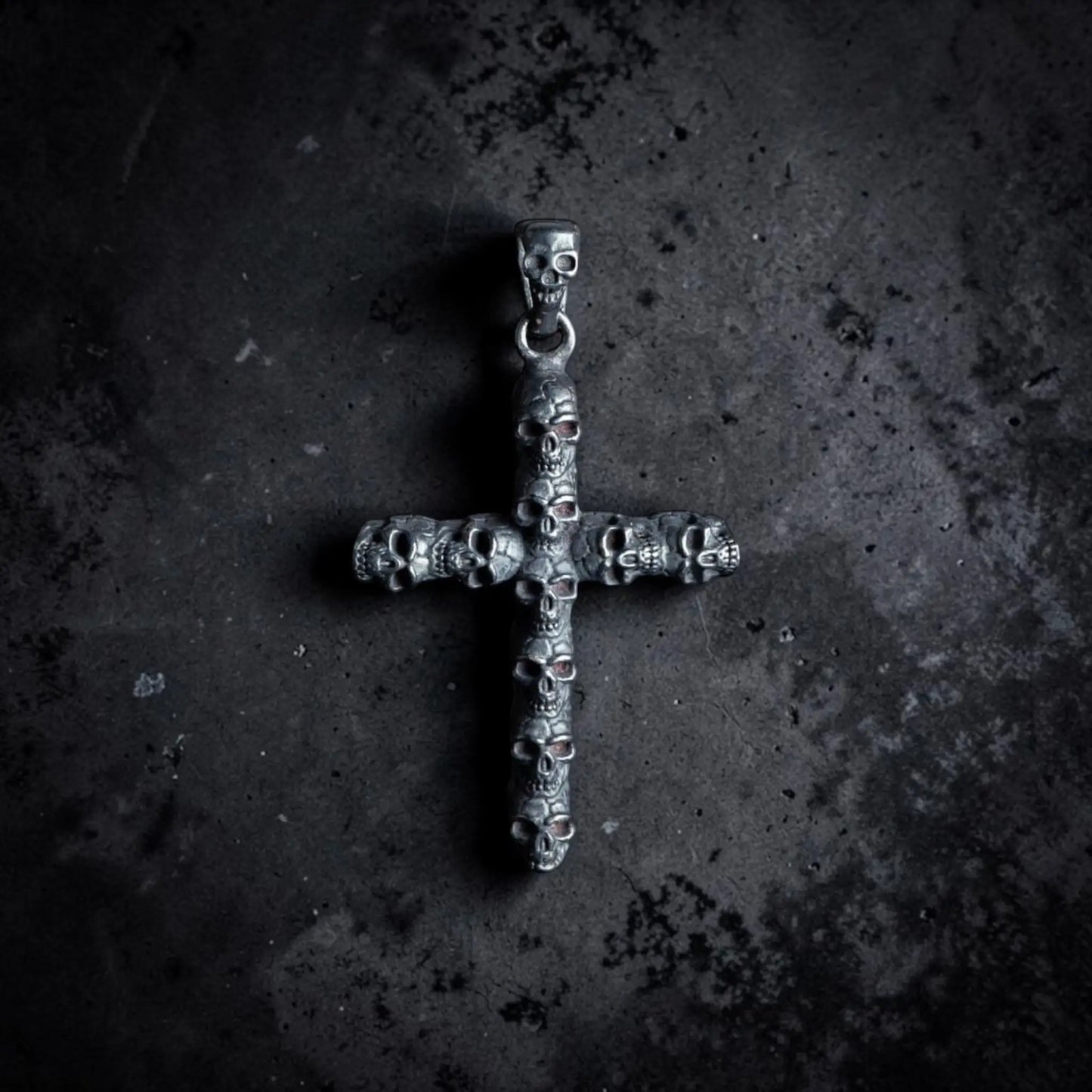 10 SKULLS CROSS