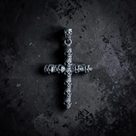 10 SKULLS CROSS
