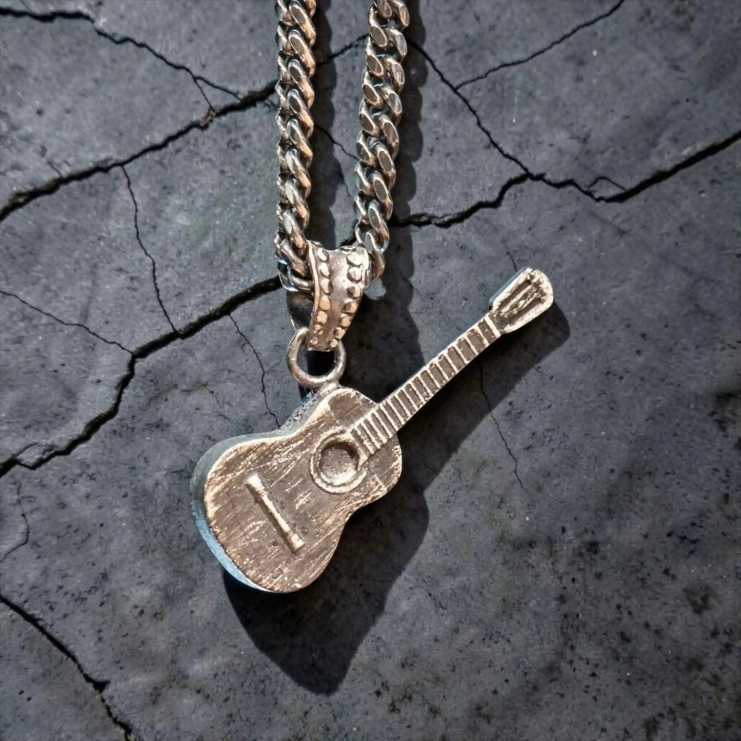 ACOUSTIC GUITAR