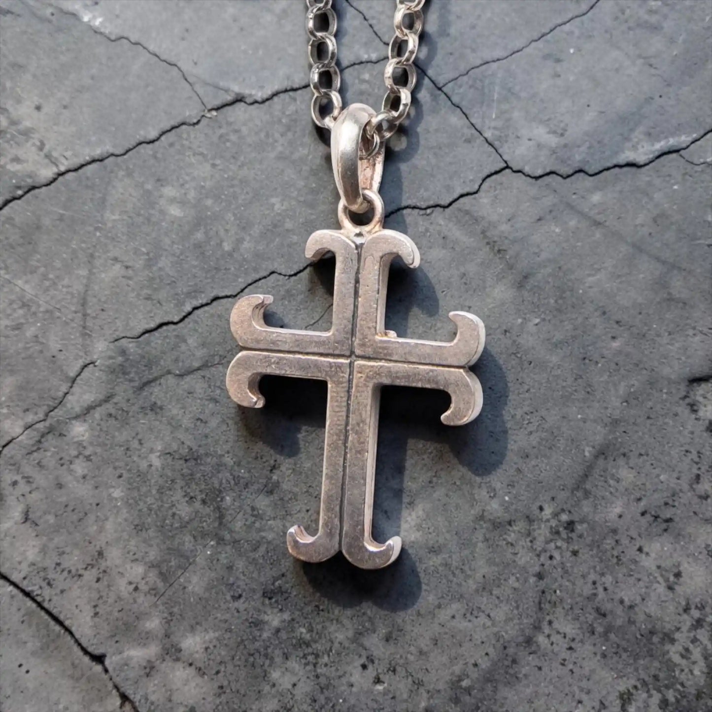 LARGE MOLINE CROSS