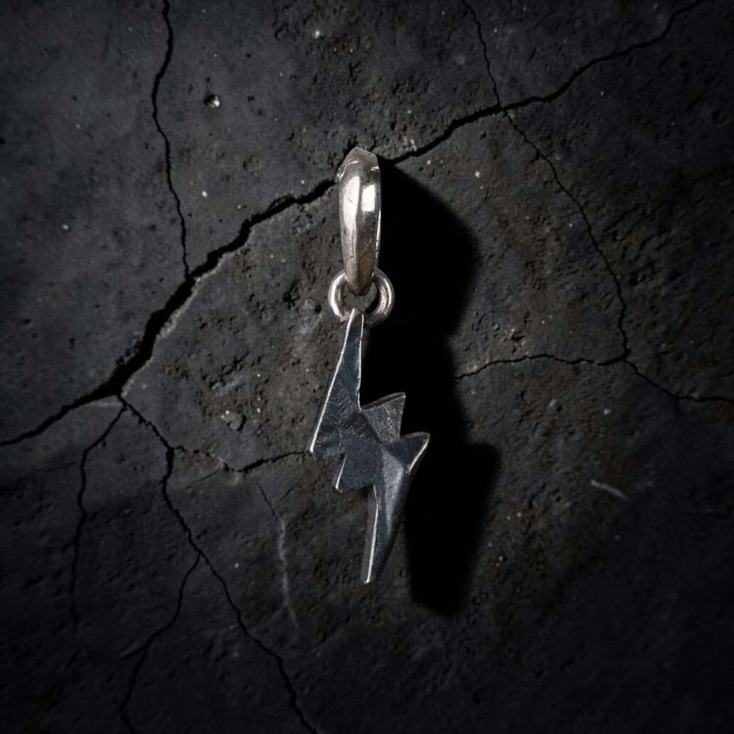 LIGHTNING BOLT STONE