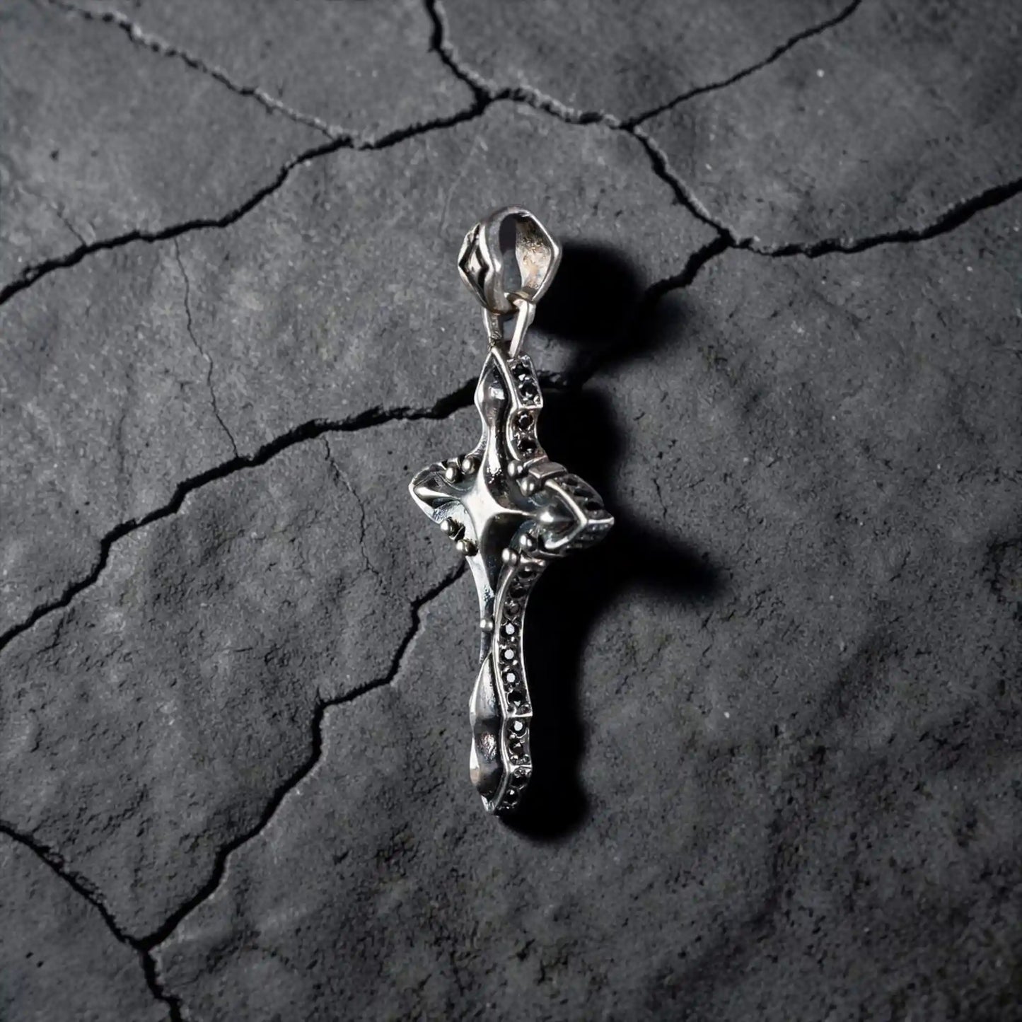 DIAMOND CROSS BLACK