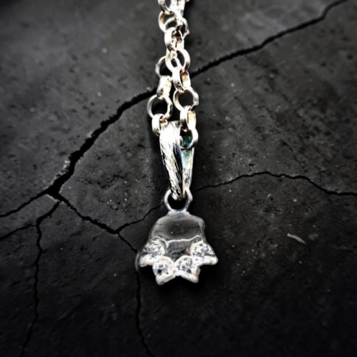 PAW PENDANT WHITE