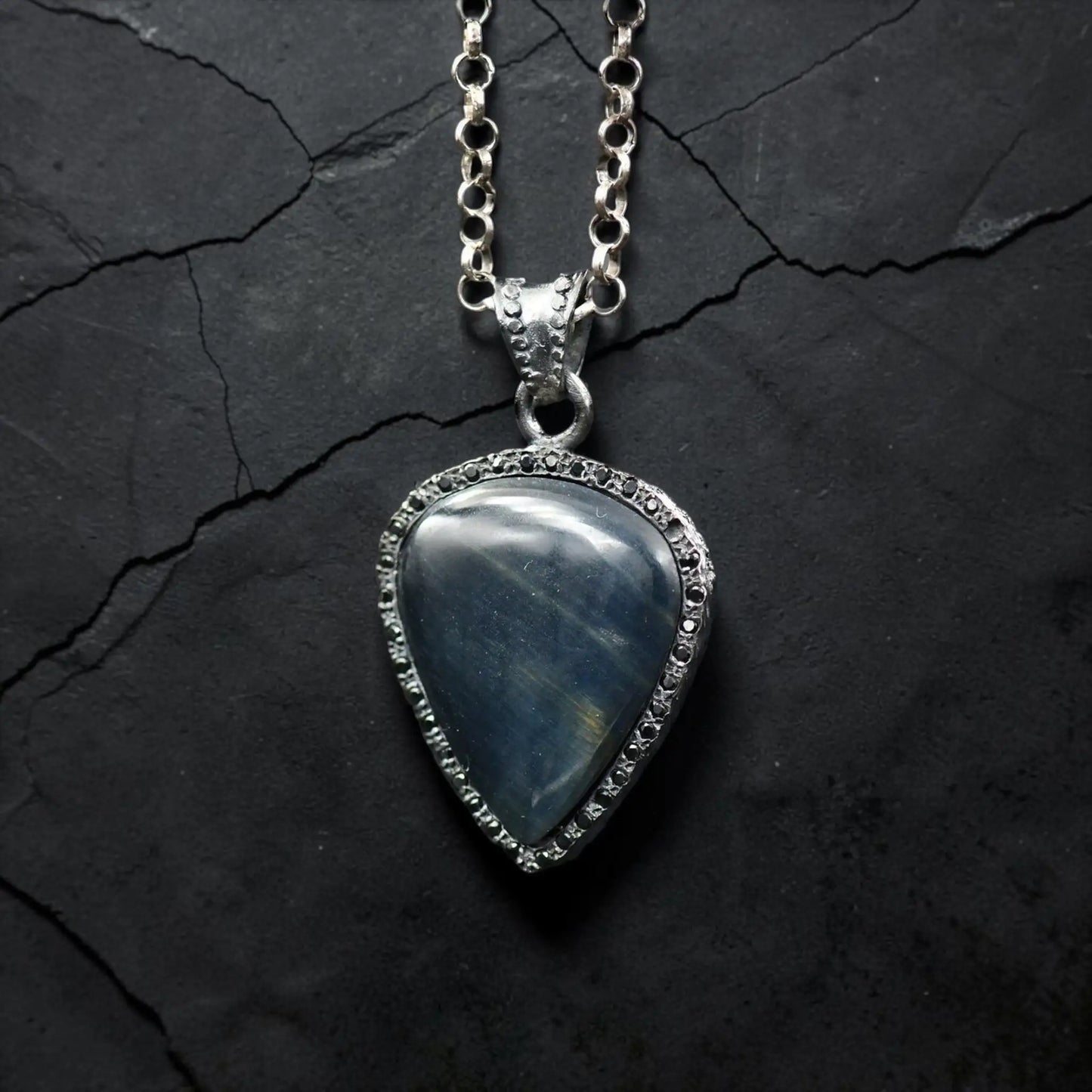 RJ GUITAR PICK STONE LABRADORITE