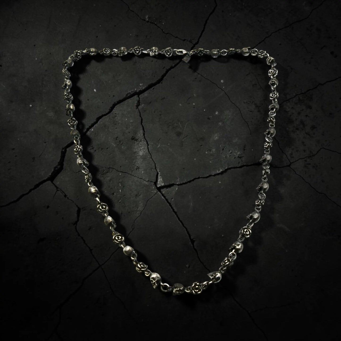 SKULLS & ROSES NECKLACE
