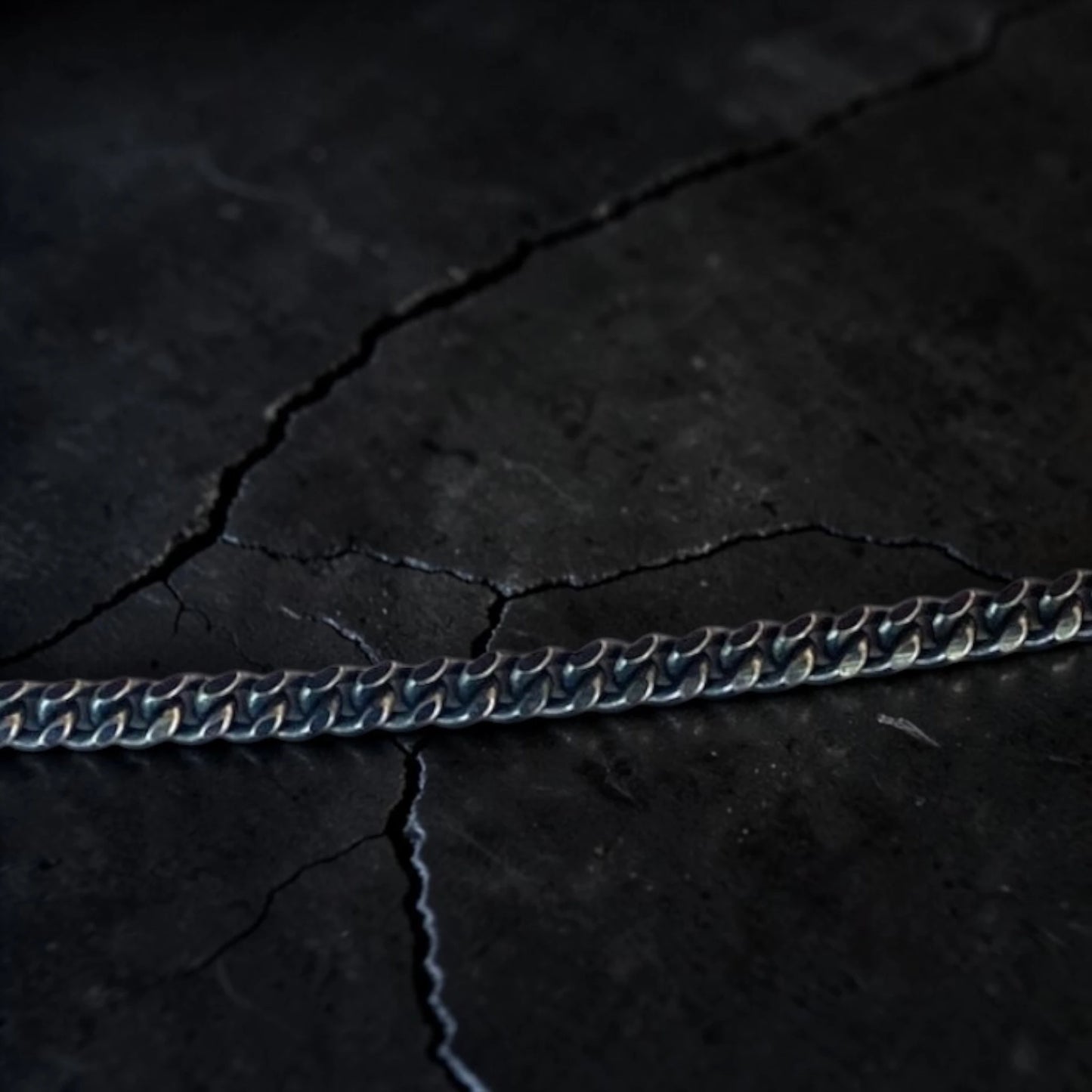 LINKED CHAIN DARK