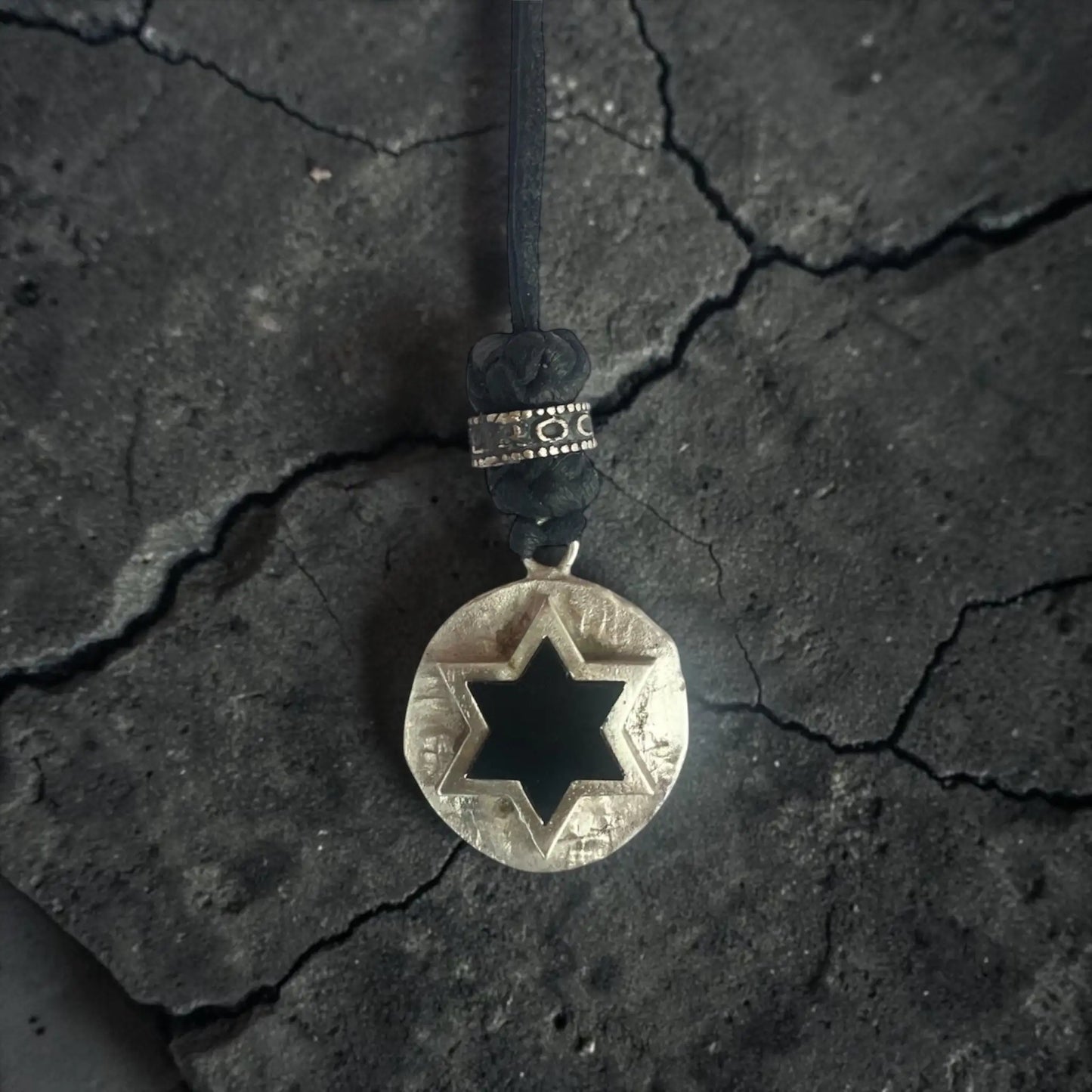 LEATHER AMULET D.STAR STONE
