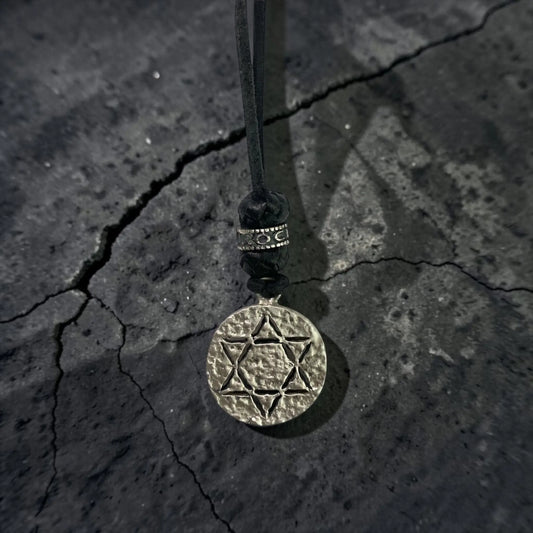 LEATHER AMULET HAMMERED D.STAR
