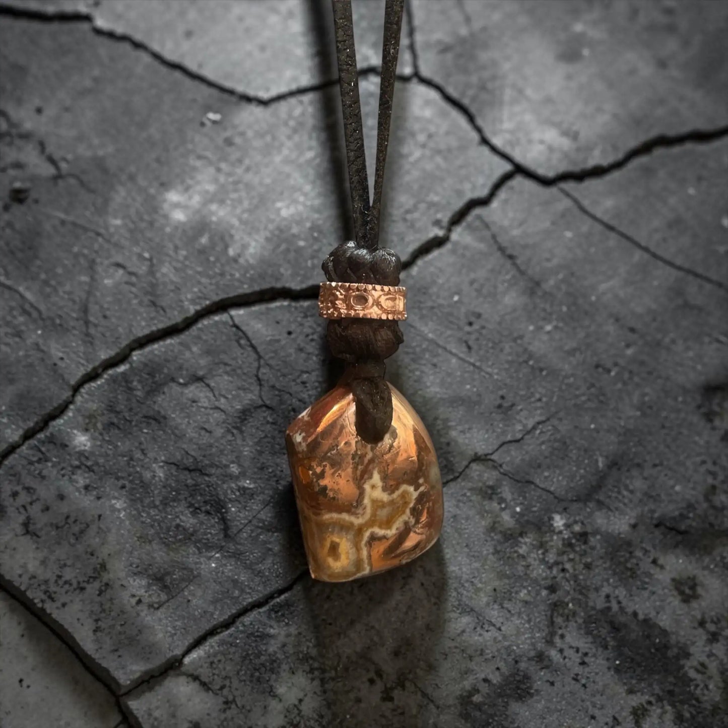 STONE LEATHER NECKLACE COBRE