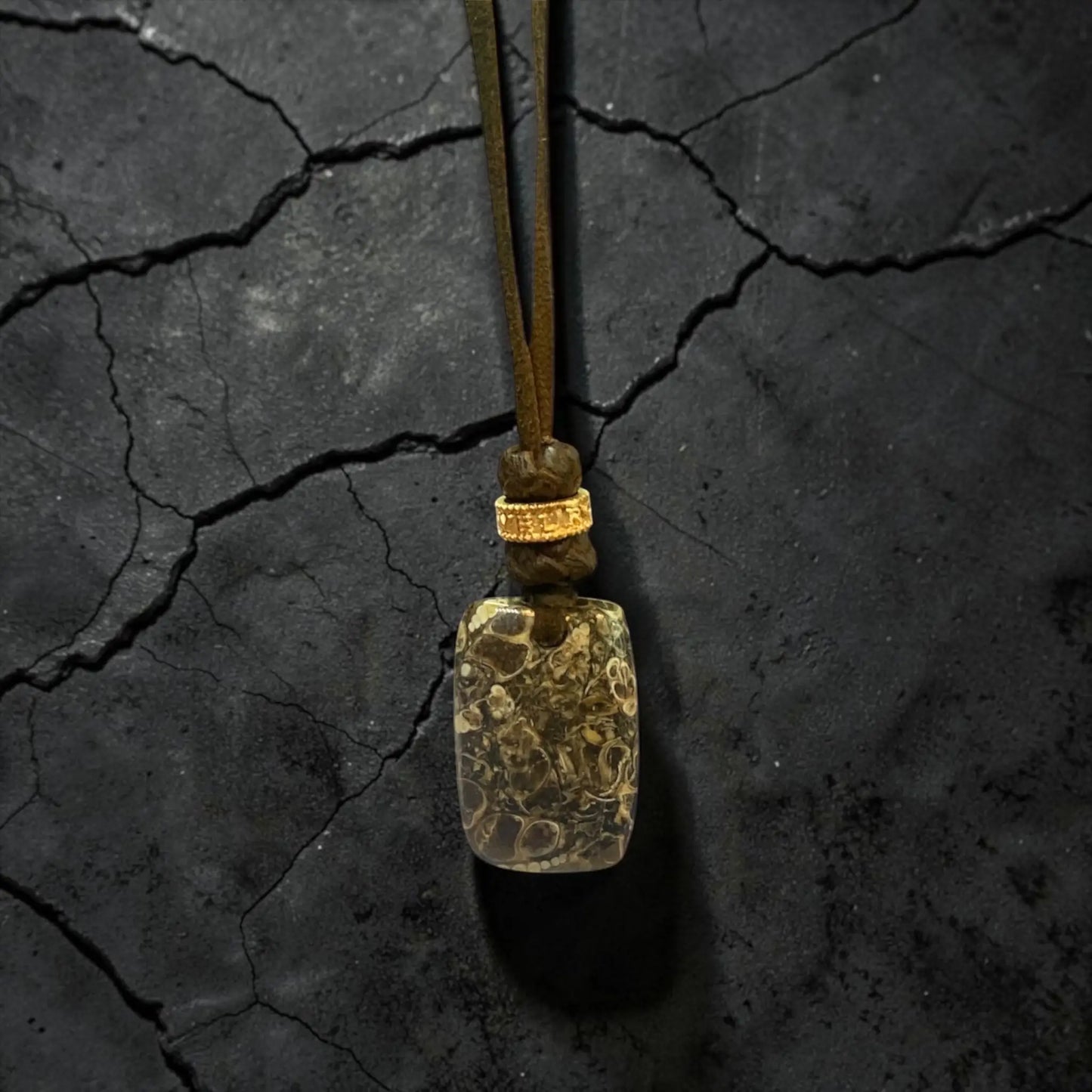 STONE LEATHER NECKLACE ORCELA FOSIL