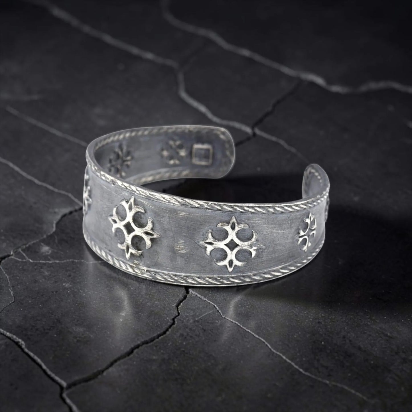 FLOR DE LIS CROSS CUFF