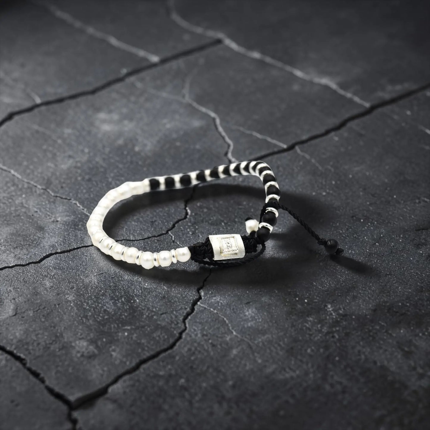 PEARL ONIX DONUT BRACELET