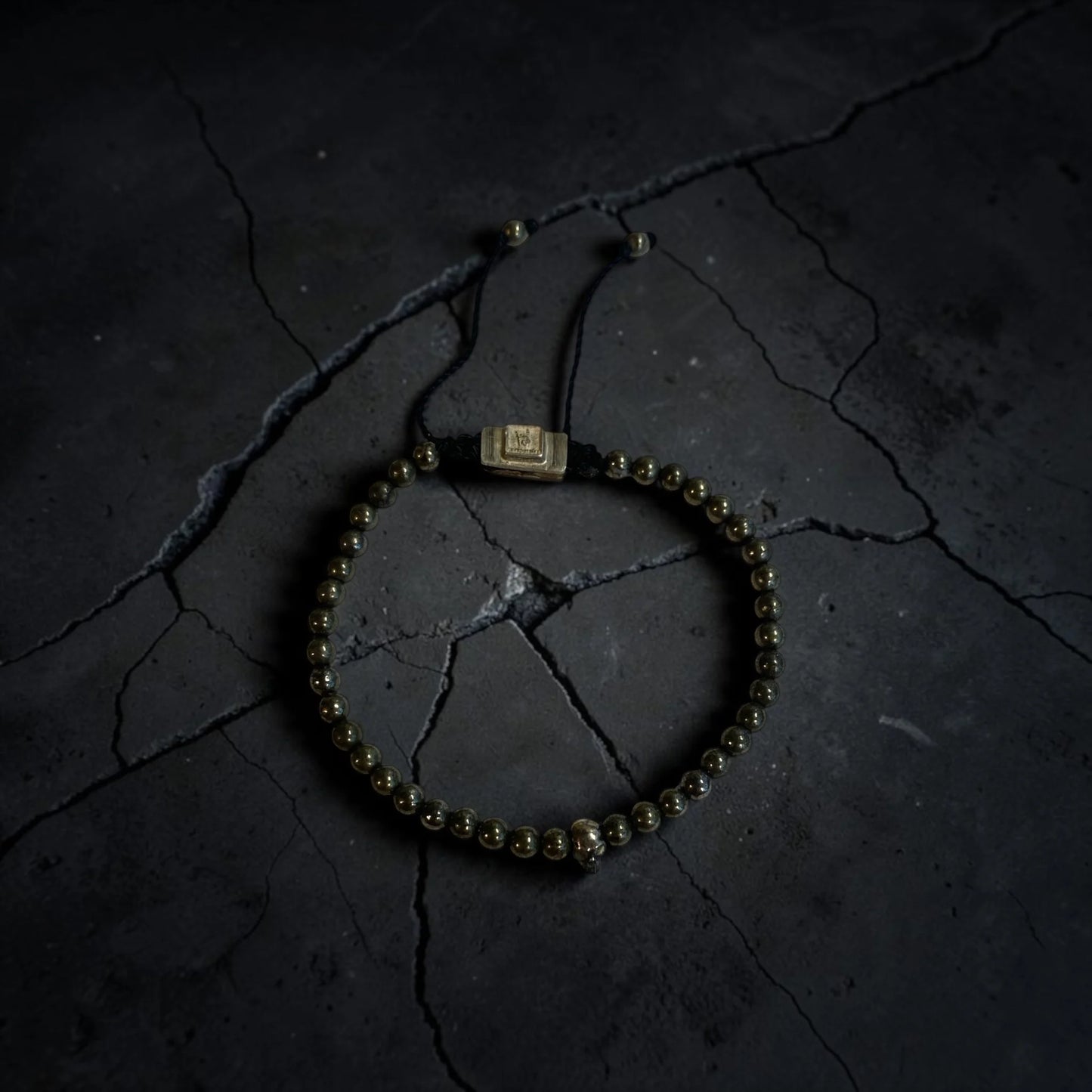 ONE SKULL ROUND PIRITE BRACELET