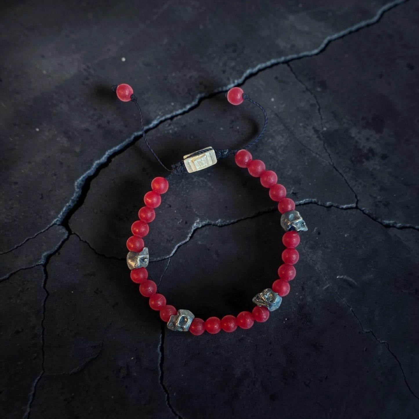 5 SKULLS GRANATE ROJO BRACELET