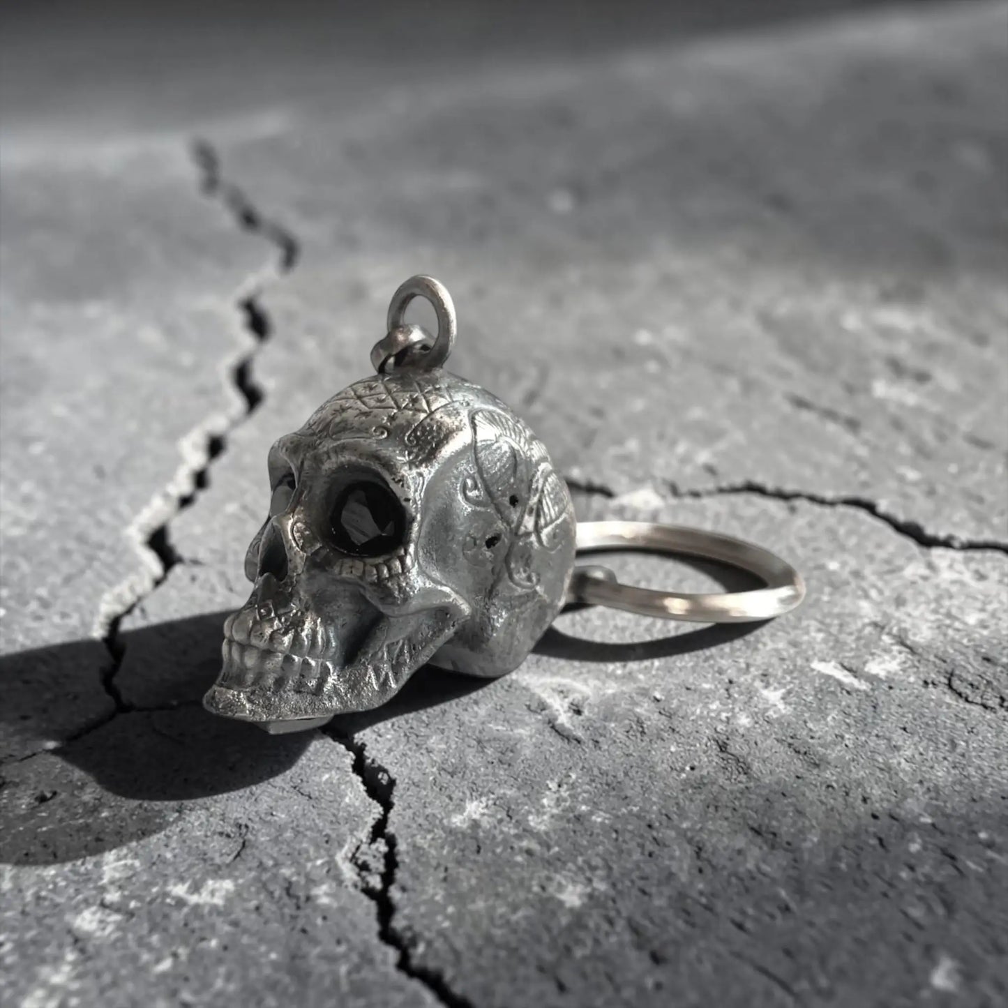 SKULL CARVED HEART KEY CHAIN BIG ZIRCONIA NEGRA