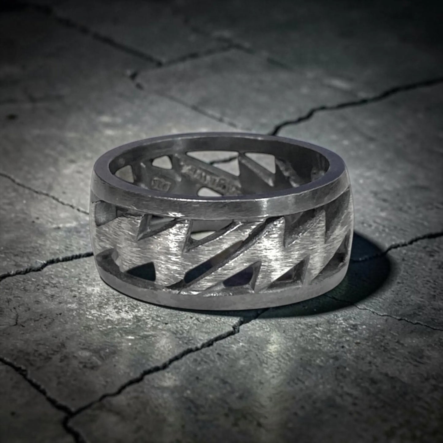 ROUND LIGHTNING BOLT RING