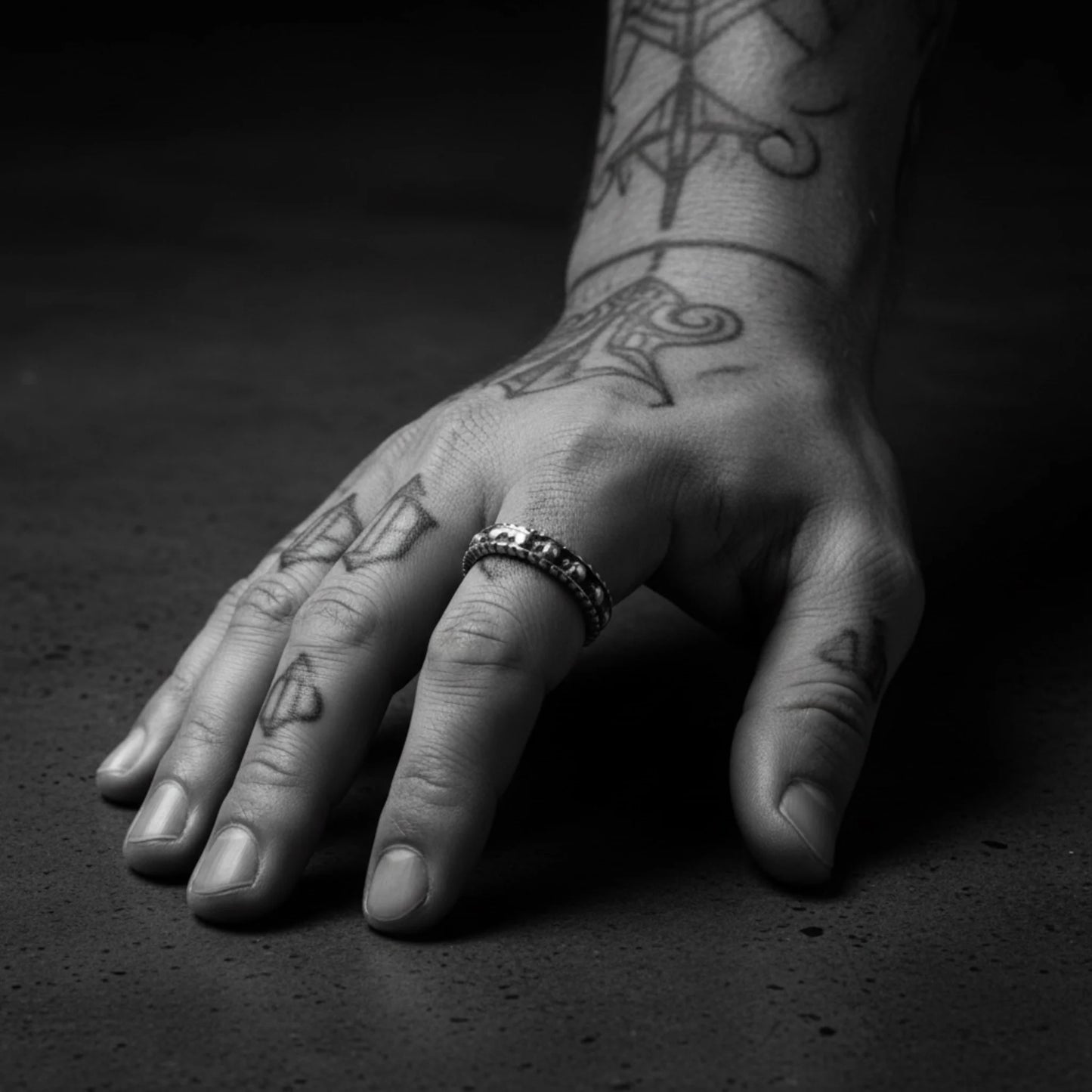 ROUND SKULLS RING