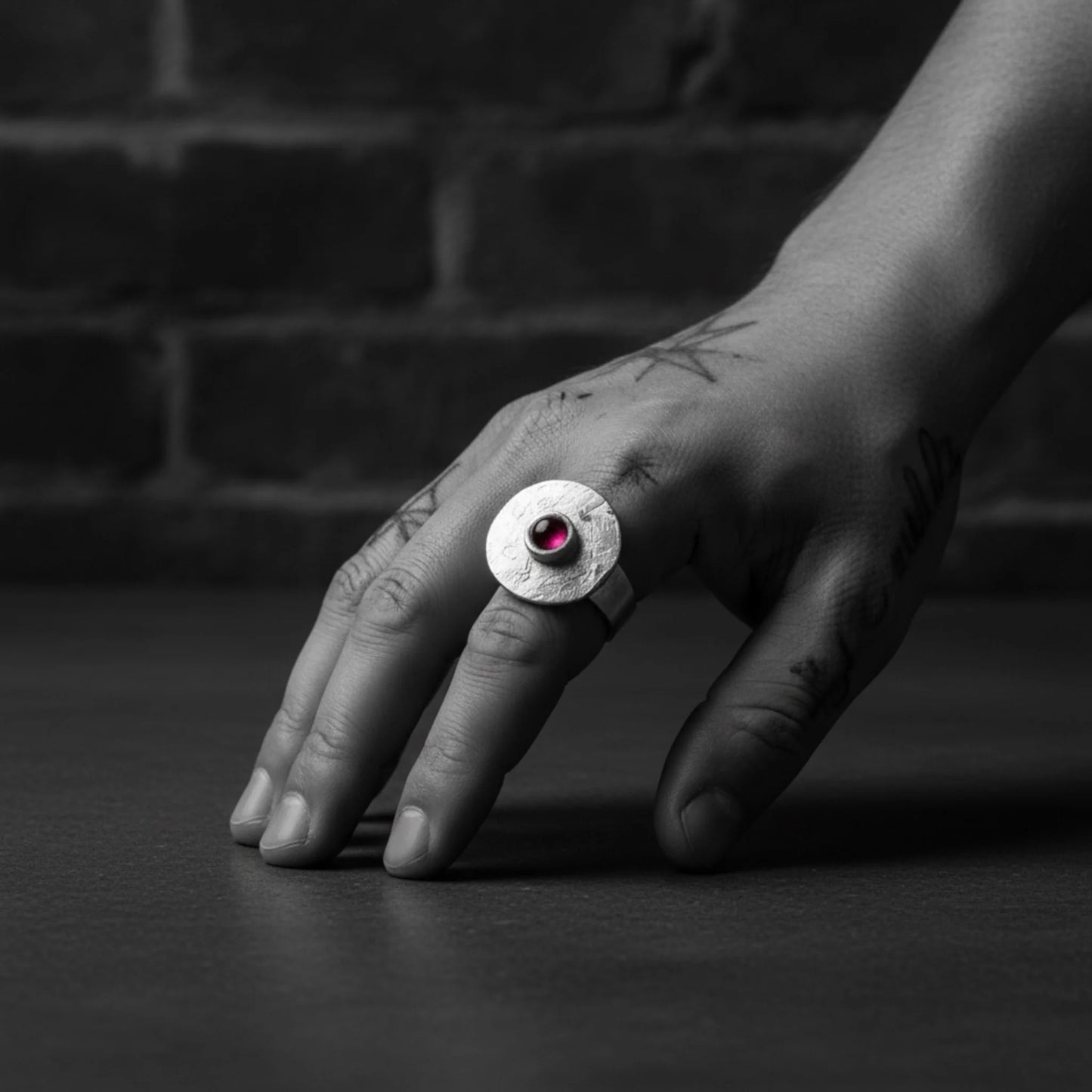 HAMMERED EYE STONE RING