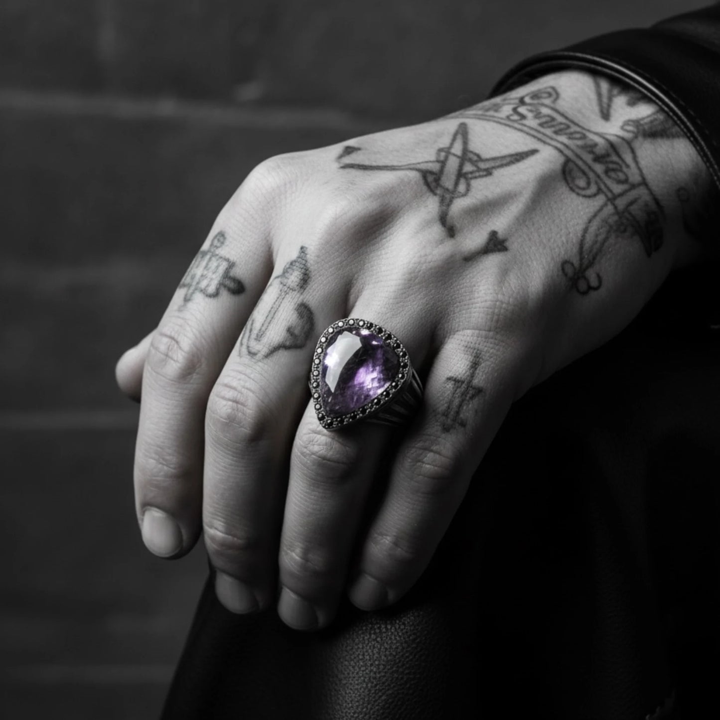 RJ GUITAR PICK STONE RING AMETHYST