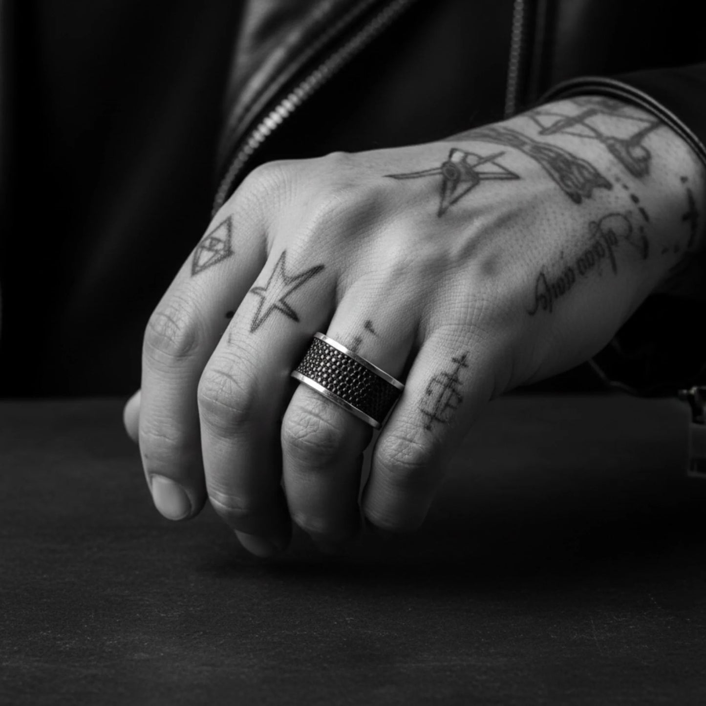 WINE STINGRAY SKIN RING