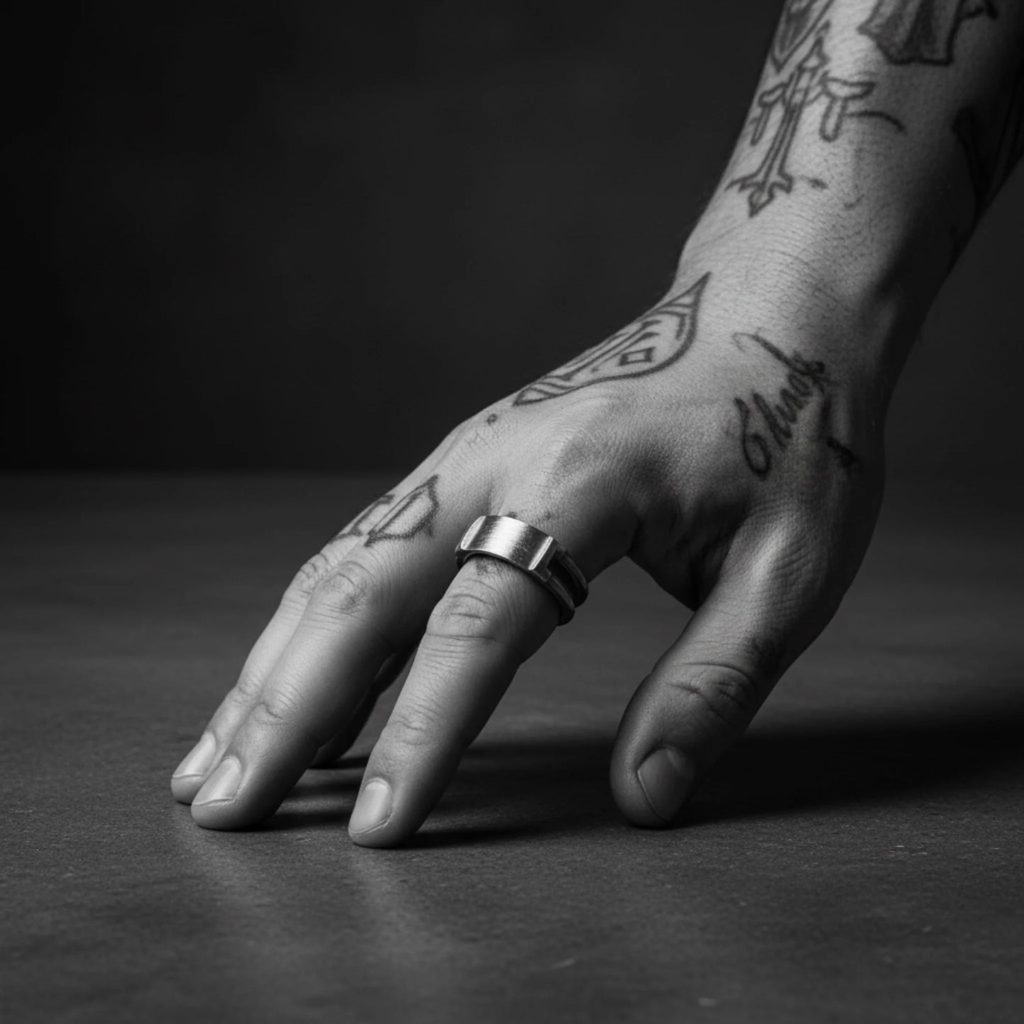 BAND PLAQUE RING