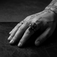 SKULL CARVED HEART RING ONIX EYES