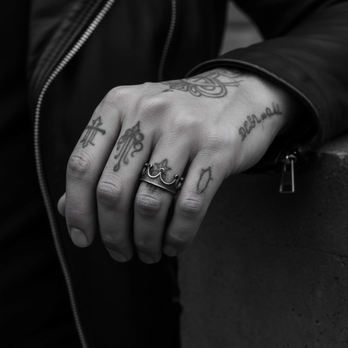 CROWN RING BLACK